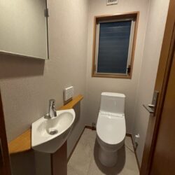 ２階トイレ ２０２５年リフォーム済み☆ ・トイレ入れ替え ・クロス・フロア張替え ◆◆お問い合わせ・ご見学 窓口◆◆ 0120-664-188 (通話無料) ファイナルエステート