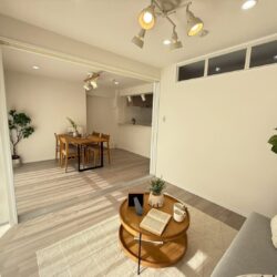 ナチュラルテイストの明るいLDK10帖　隣の部屋と繋げると14.5帖の広々空間♪◆◆お問い合わせ・ご見学 窓口◆◆ 0120-664-188 (通話無料) ファイナルエステート居間